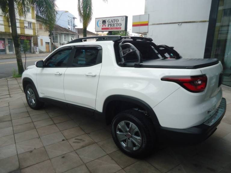 FIAT - TORO - 2017/2018 - Branca - R$ 88.900,00
