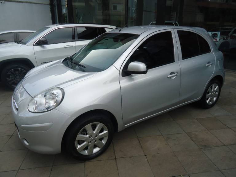 NISSAN - MARCH - 2012/2013 - Prata - R$ 35.900,00