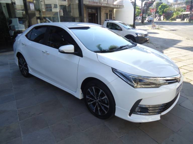 TOYOTA - COROLLA - 2017/2018 - Branca - R$ 104.900,00