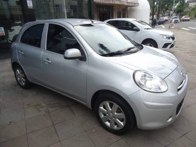 NISSAN - MARCH - 2012/2013 - Prata - R$ 35.900,00