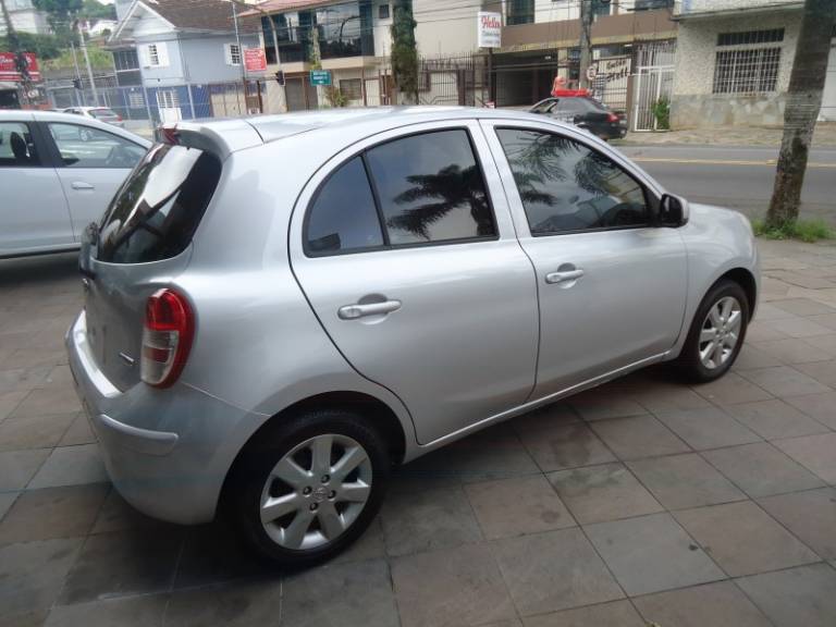 NISSAN - MARCH - 2012/2013 - Prata - R$ 35.900,00