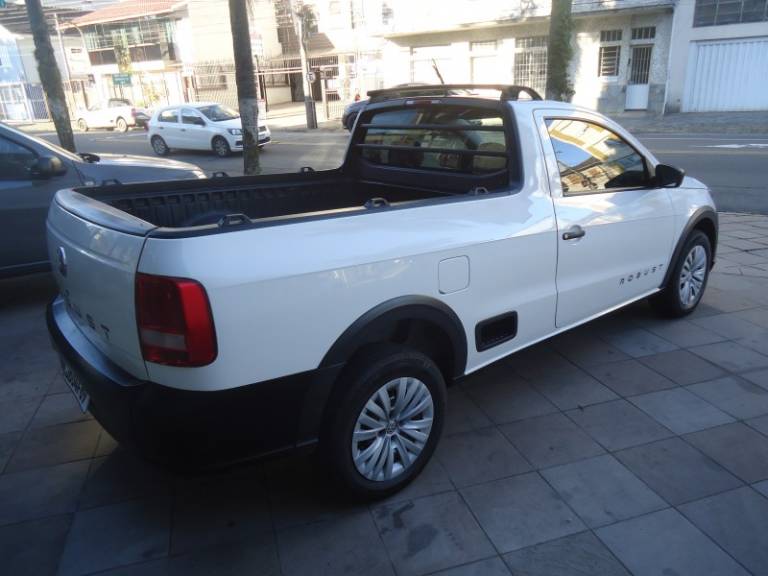 VOLKSWAGEN - SAVEIRO - 2022/2023 - Branca - R$ 69.900,00