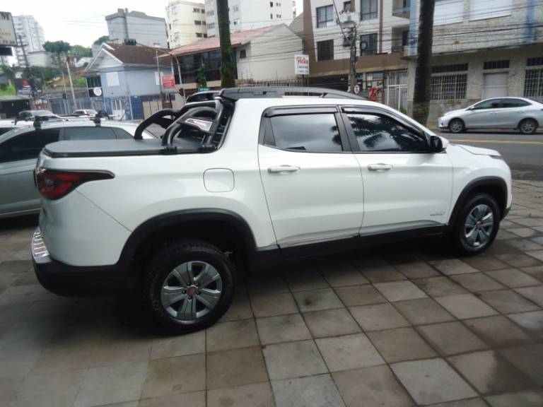 FIAT - TORO - 2017/2018 - Branca - R$ 88.900,00