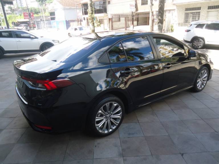 TOYOTA - COROLLA - 2022/2023 - Preta - R$ 134.900,00
