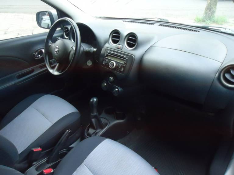 NISSAN - MARCH - 2012/2013 - Prata - R$ 35.900,00