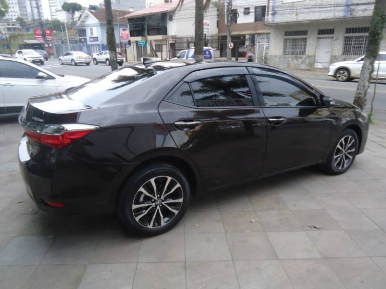 TOYOTA - COROLLA - 2017/2018 - Marrom - R$ 103.500,00