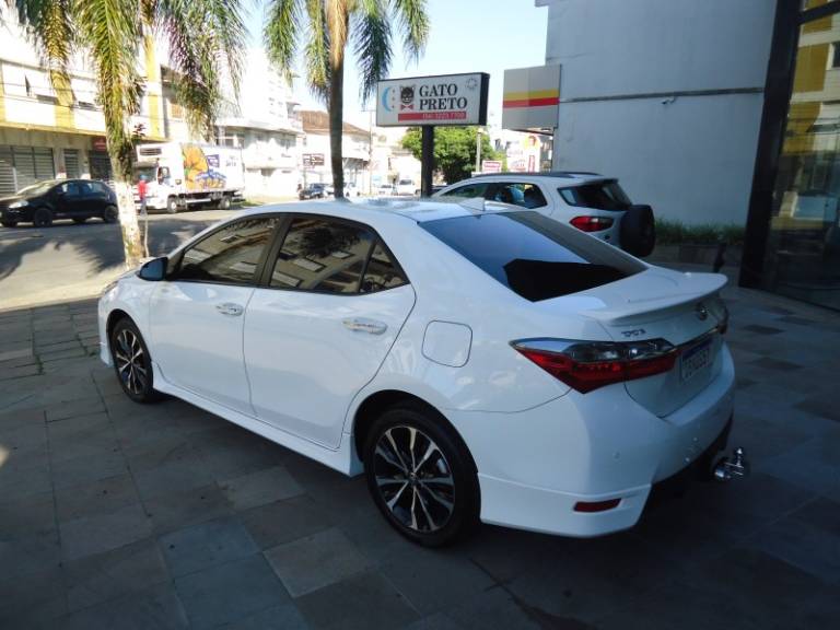 TOYOTA - COROLLA - 2017/2018 - Branca - R$ 104.900,00