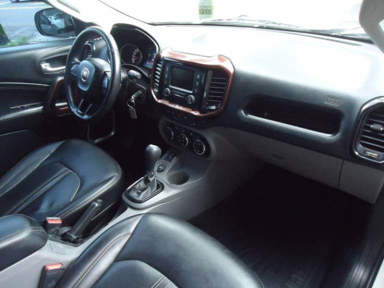 FIAT - TORO - 2017/2018 - Branca - R$ 88.900,00