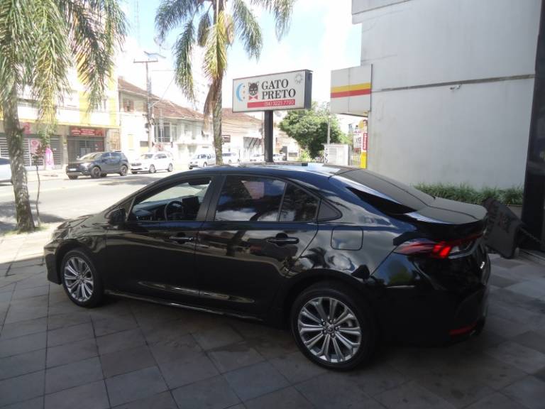 TOYOTA - COROLLA - 2022/2023 - Preta - R$ 134.900,00