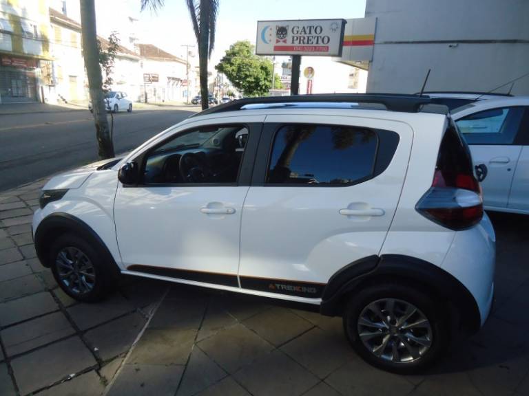 FIAT - MOBI - 2022/2023 - Branca - R$ 64.900,00