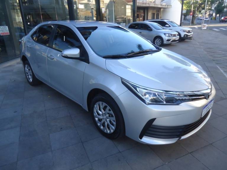TOYOTA - COROLLA - 2018/2019 - Prata - R$ 91.900,00